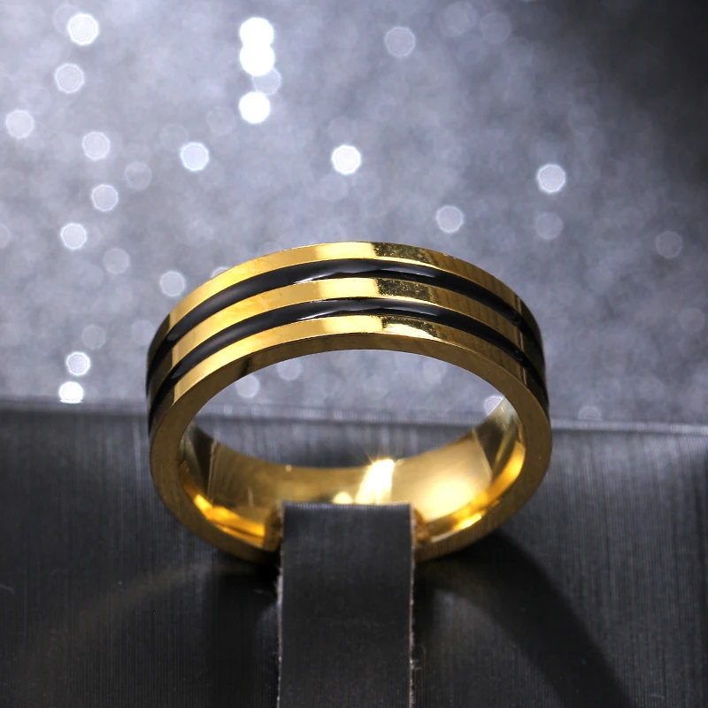 Классическое кольцо золотого цвета с двойным черным ободком титановое для