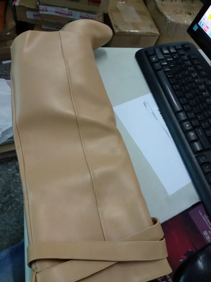 Модные женские сапоги до колена из натуральной кожи на танкетке серебристая