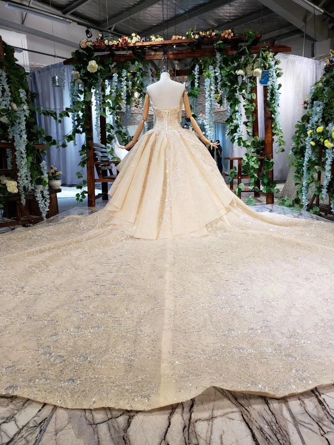 

Luxurious Style 2019 New Design Bridal Champange Glitters Bling Bling Shine Wedding Dress Full Beads New Design Bridal Gown