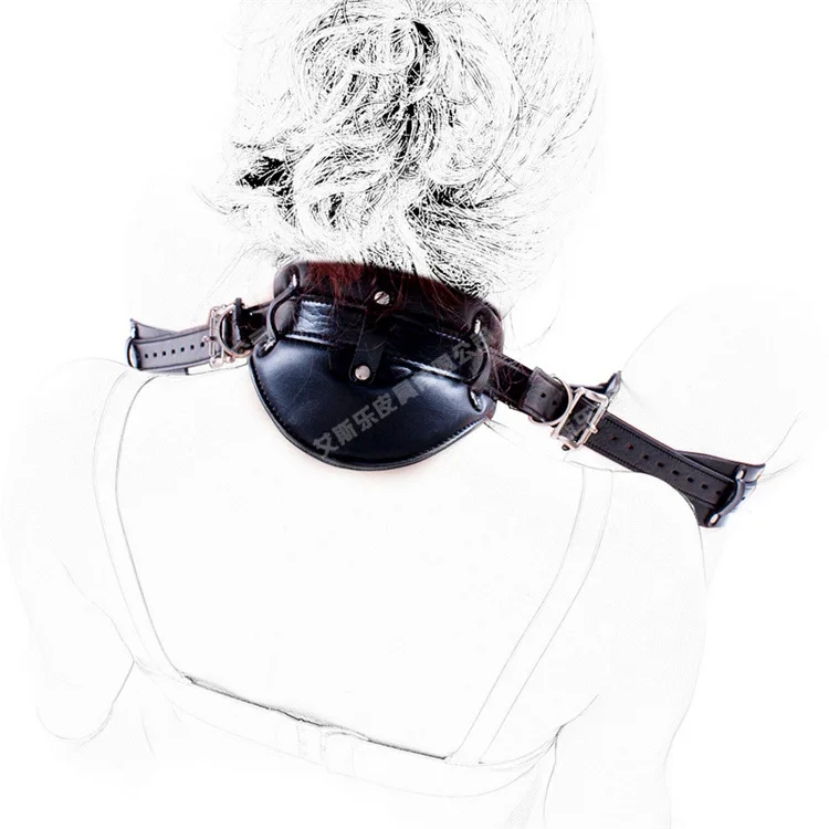 Черная кожаная обтягивающая бедра нога флирт с тюремными ограничениями