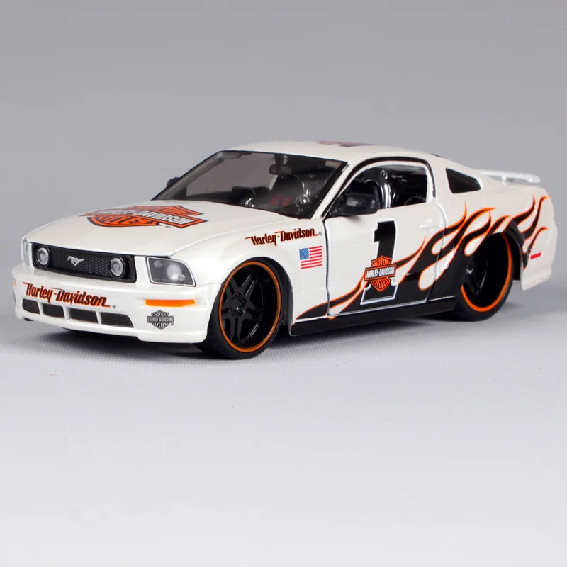 Maisto 1:24 2006 mustang gt H D белый гонщик автомобиль литье под давлением для ford мужчин