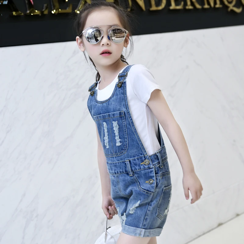 Модный джинсовый комбинезон для девочек Новинка лета 2018 модные детские