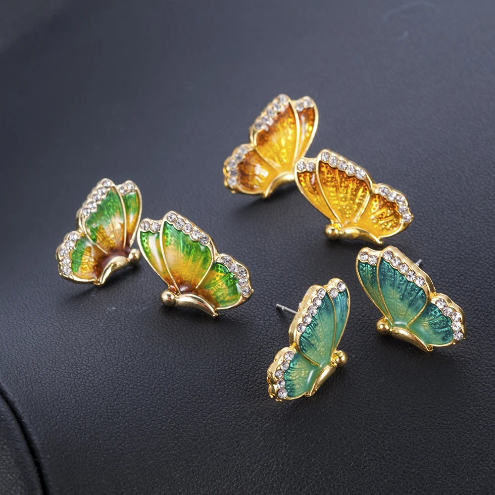 Женские серьги гвоздики в форме бабочки золотистые с зелеными кристаллами