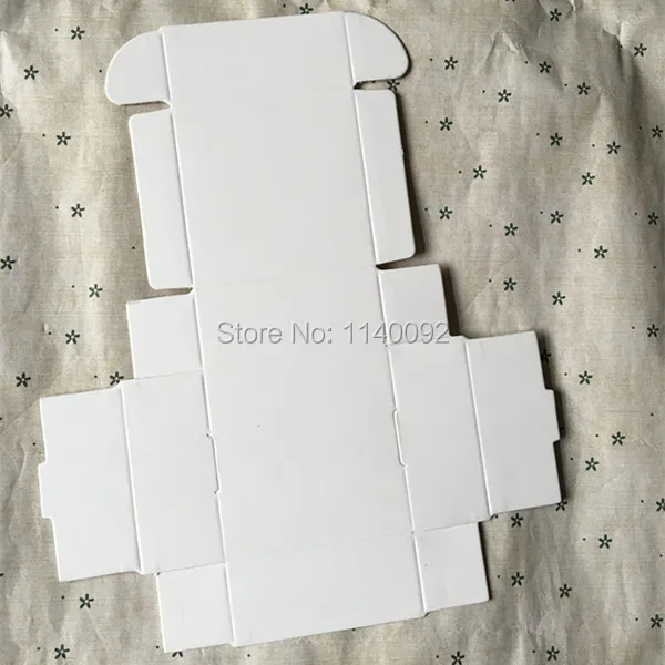 

Free shipping 30pcs a lot 6.4x6.4x2.8cm white paper casket/candy case/packing box/top grade gift case/useful snack case