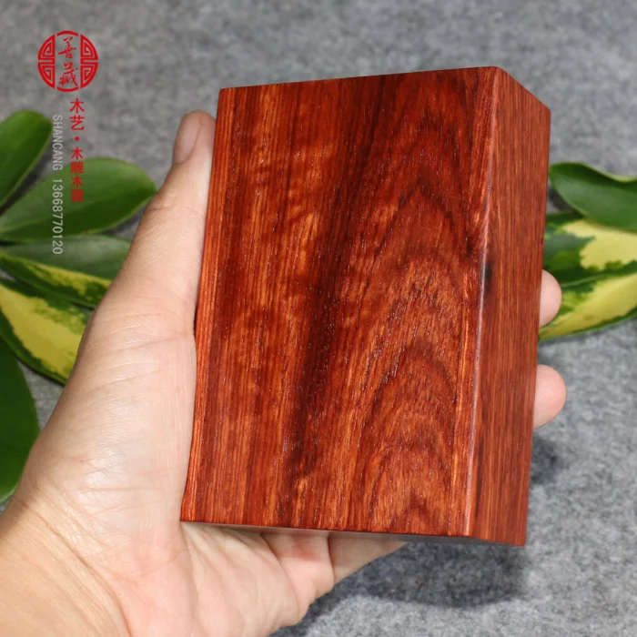 Футляр для карт с именем Бирма пачка из красного дерева и натуральной древесины