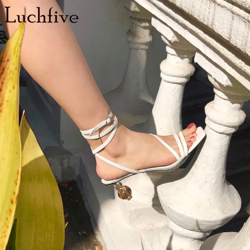 Соблазнительные летние сандалии на необычном каблуке Белые туфли с открытым