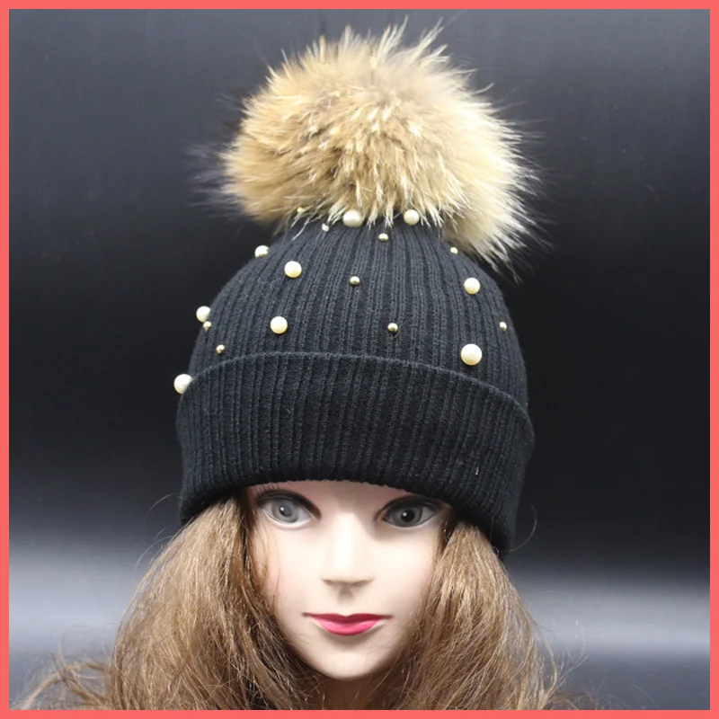 Вязаные шапочки с жемчугом женская шапка большими помпонами из меха енота