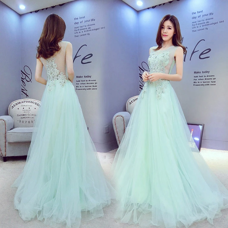 Женское вечернее платье без рукавов бледно голубое длинное с вышивкой и кружевом