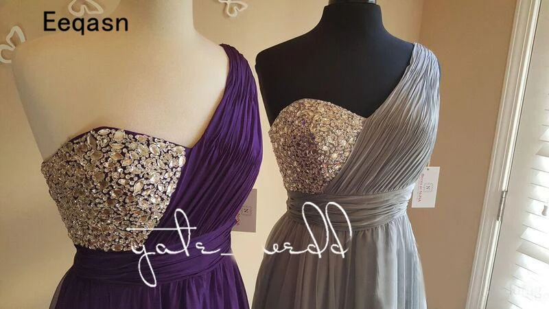 Серебристо серые платья подружки невесты на одно плечо с кристаллами