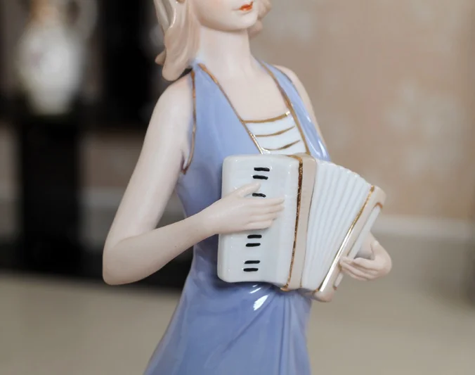 Керамическая женская скульптура аккордеон фарфоровая музыкальная фигура