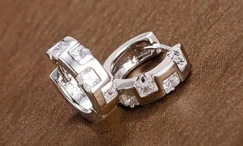 Романтические женские серьги-гвоздики из белого золота с австрийскими