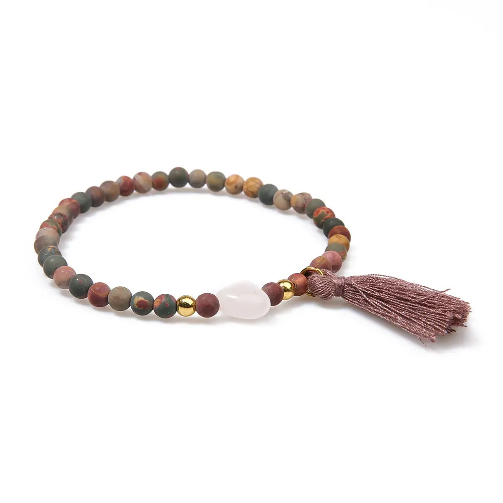 Женский браслет из бисера с полудрагоценным камнем в форме сердца