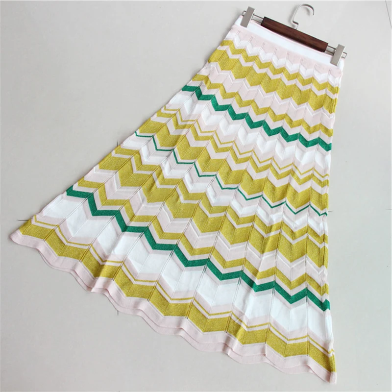 Женский трикотажный костюм в разноцветную волнистую полоску укороченный топ без