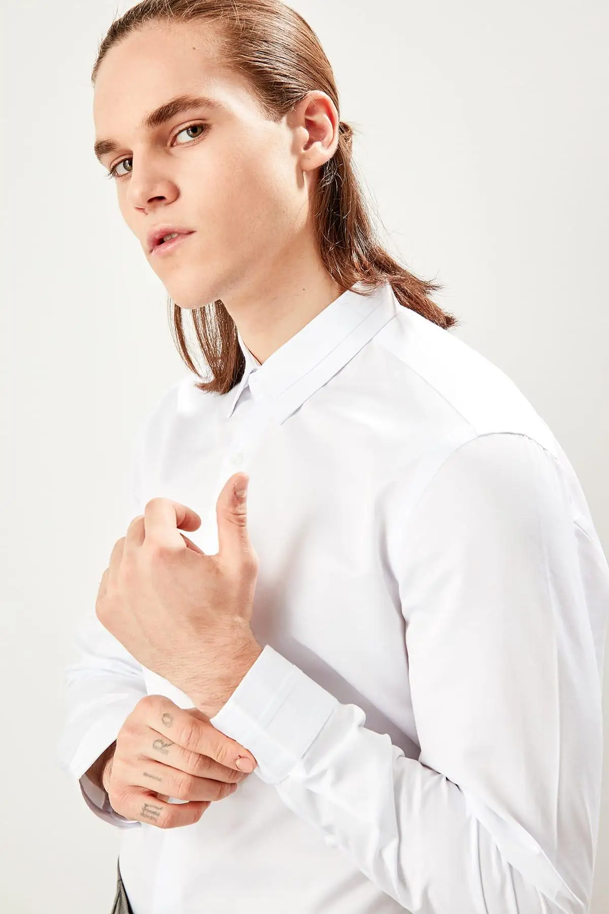Trendyol белый мужской атласной ткани Смарт Slim Fit рубашки для жениха выпускного