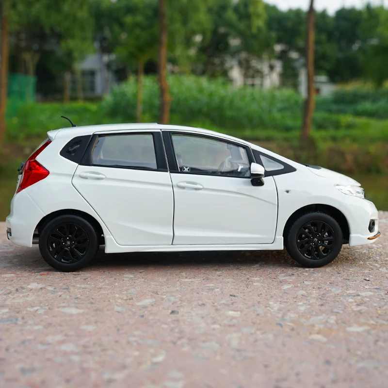 Коллекционная металлическая модель автомобиля Honda FIT Sport 1/18 коллекция подарков