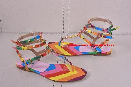 Мода 2017 г. плоским Т сандалии на завязках смешанные Цвет Заклёпки украшения