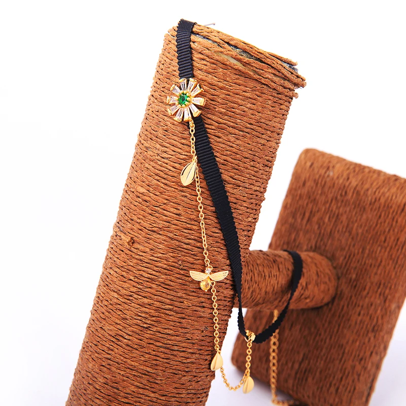 Ожерелье-чокер из черной ленты с цветком золотистого цвета |