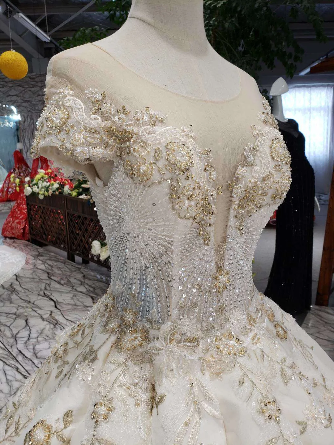 Роскошное бальное платье цвета шампанского с вышивкой и кристаллами пышные