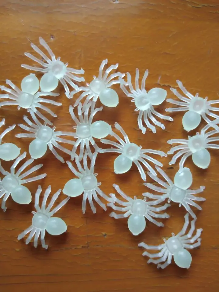 50 Pieces. Luminous spider 2 * 1.4 cm Plastic Black Halloween Festival Decorations Garden fun joke toys party | Дом и сад
