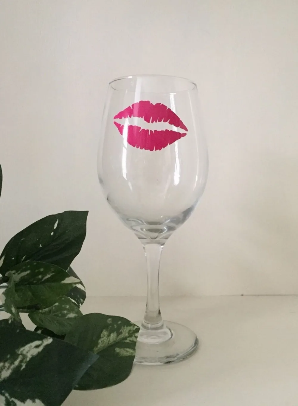 Виниловая наклейка на стену с изображением поцелуев и губ 10 усов свадебное