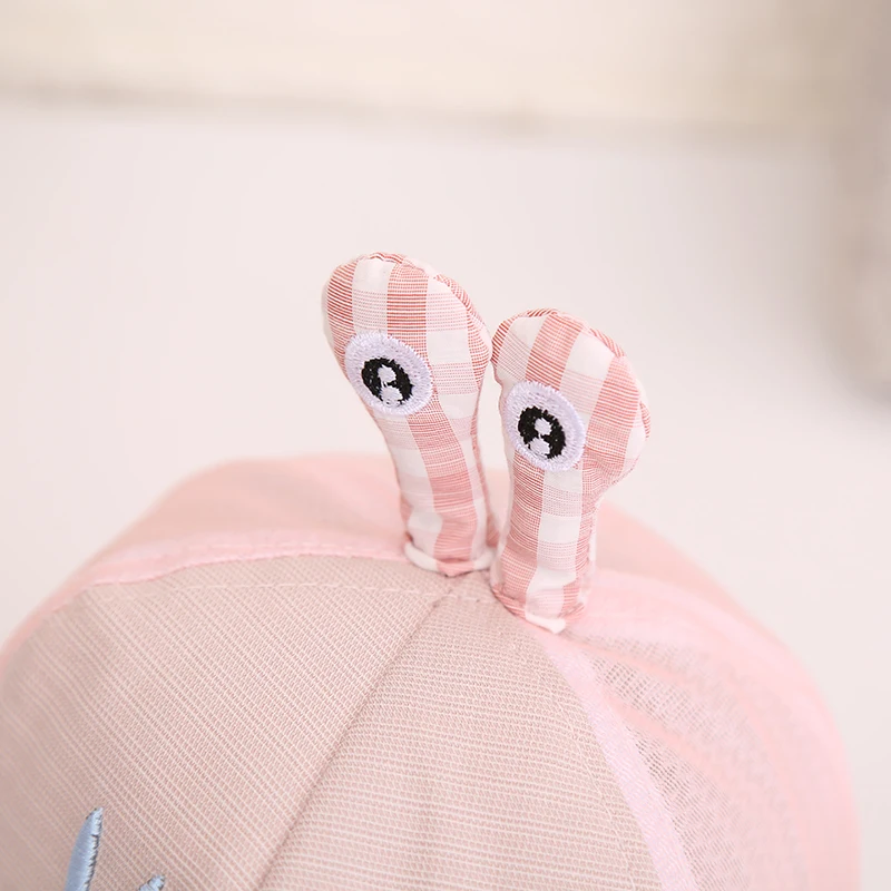 У BNWIGE есть пара симпатичных шапок с глазами на весну и лето которые владелец