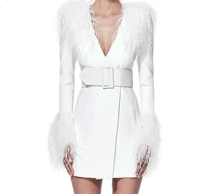 Женское облегающее платье белое вечернее с v-образным вырезом и длинным рукавом в