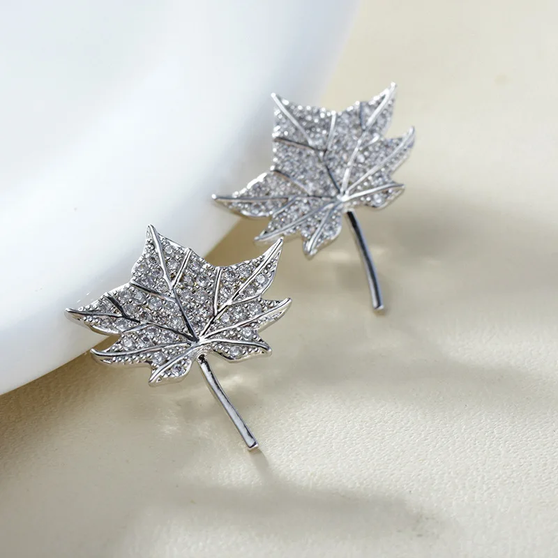 Серьги-гвоздики женские с белым Кленовым листом и фианитом | Украшения
