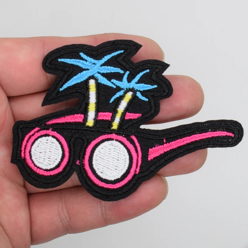 1 большое Новое поступление летних солнцезащитных очков с вышитыми аппликациями.