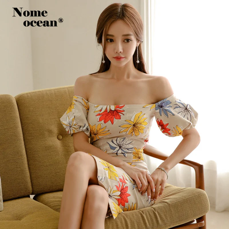 Платье миди с цветочным принтом и открытыми плечами платья короткими рукавами