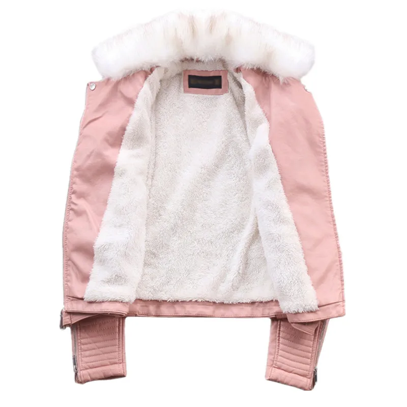 Женская куртка из искусственной кожи черная короткая мотоциклетная с большим