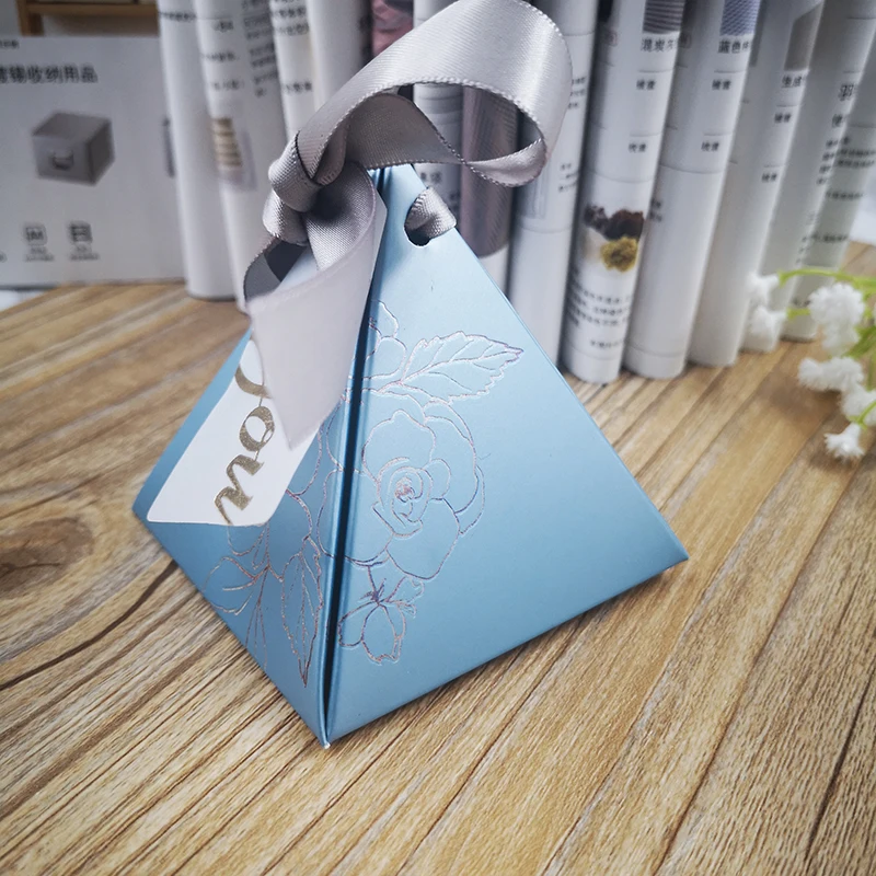 20 штук 7.5x7.5x8cmTriangular пирамиды Подарочная коробка со свадебными сувенирами юбилей Подарочная коробка для конфет подарки свадебные украшение для вечеринки в день рождения