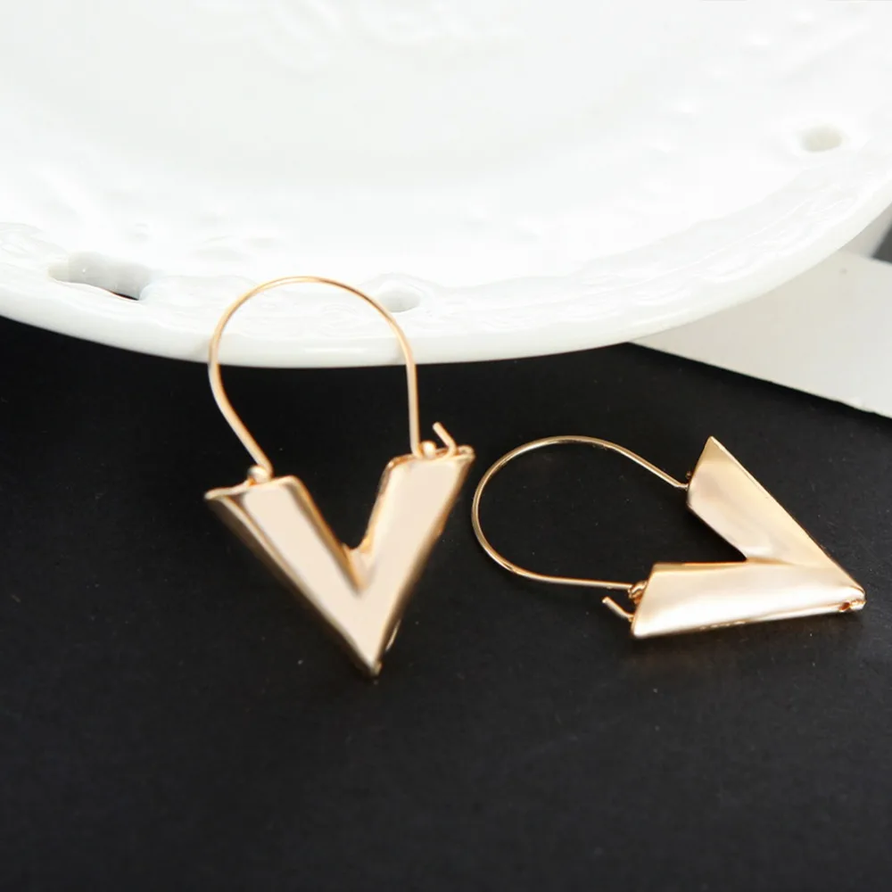 Модные серьги подвески с буквами V для женщин посеребренные золотистые Висячие