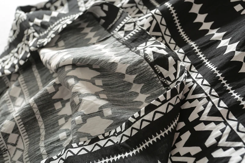 Женское платье с коротким рукавом а силуэта длиной до колена и О образным вырезом