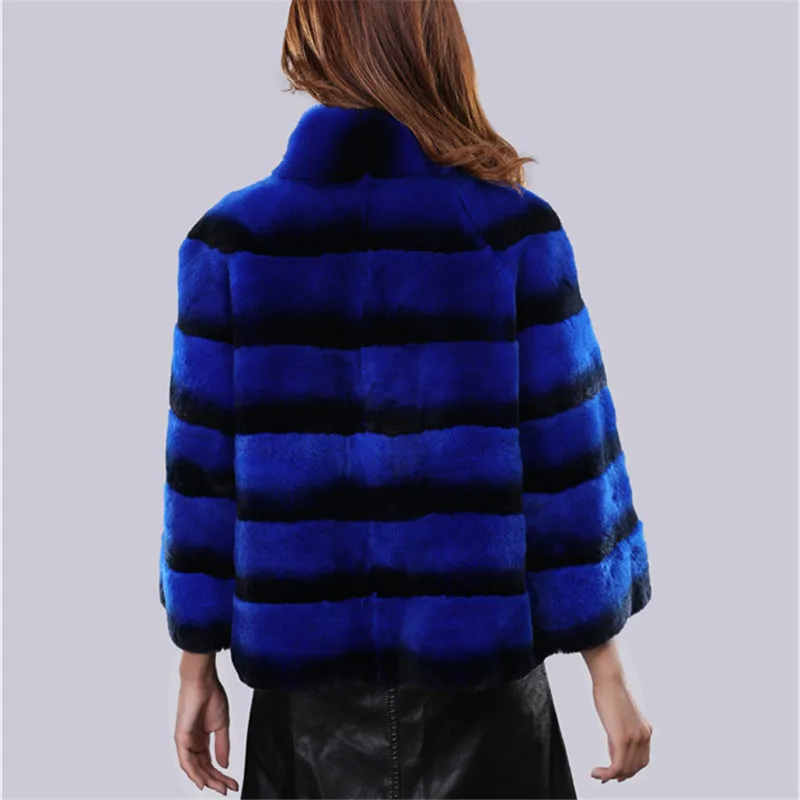 Женская зимняя короткая куртка с воротником-стойкой в полоску |
