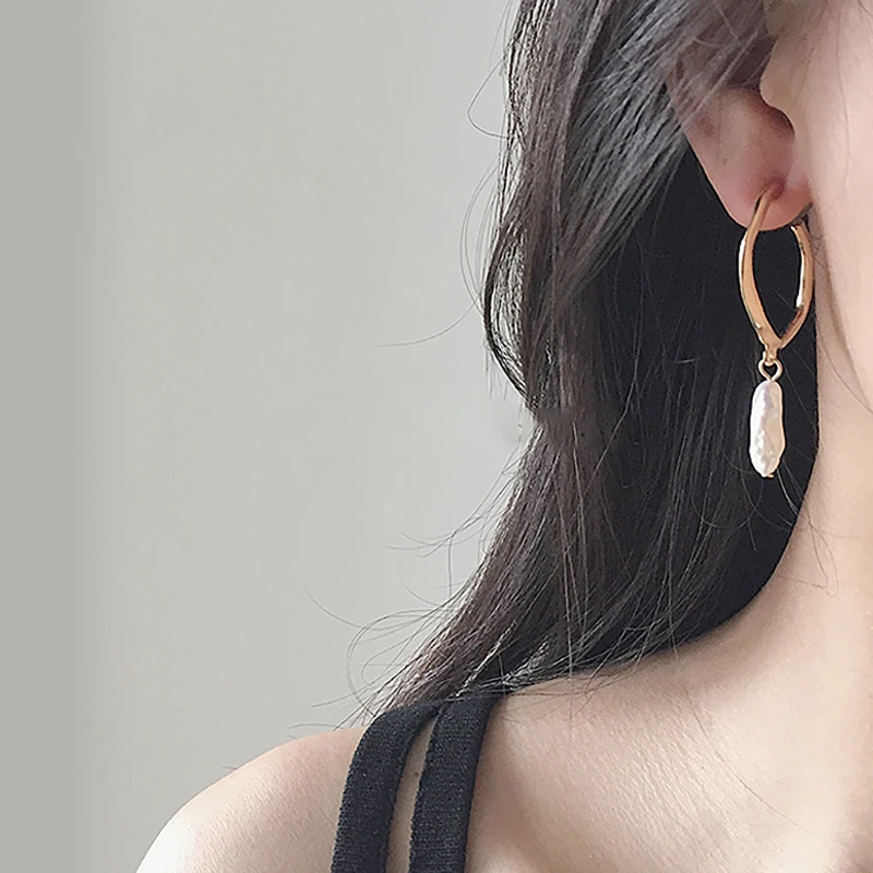 Минималистичные свадебные серьги с неровным пресноводным жемчугом в форме C