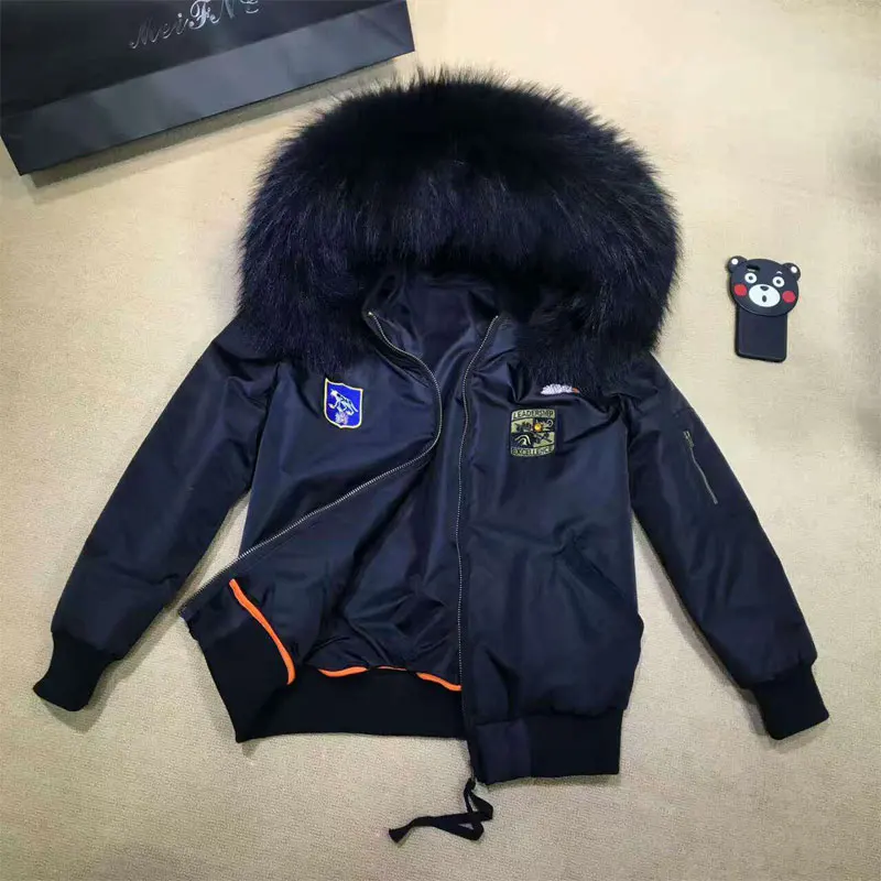 Новинка зимняя Черная куртка бомбер с большим воротником из меха енота короткая