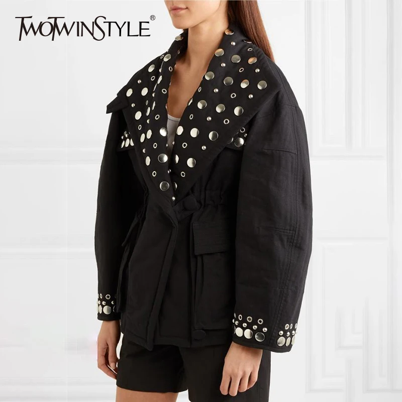 Куртка TWOTWINSTYLE с заклепками треугольным вырезом и рукавом фонариком|Женские