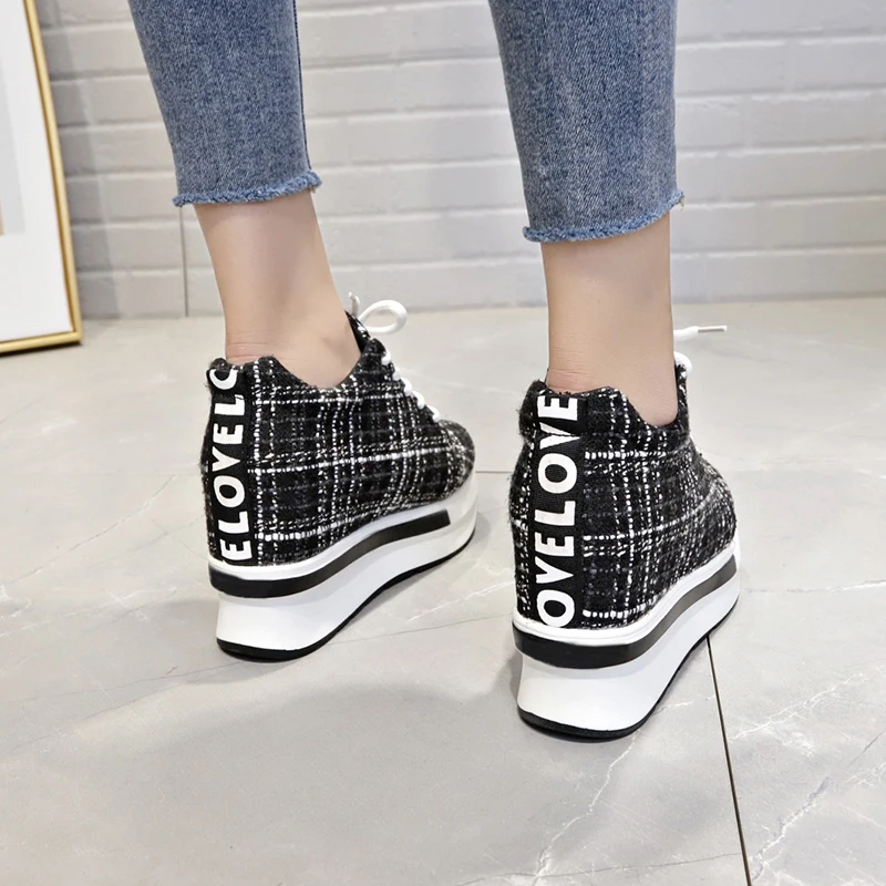 Женская повседневная обувь на танкетке кроссовки шнуровке визуально