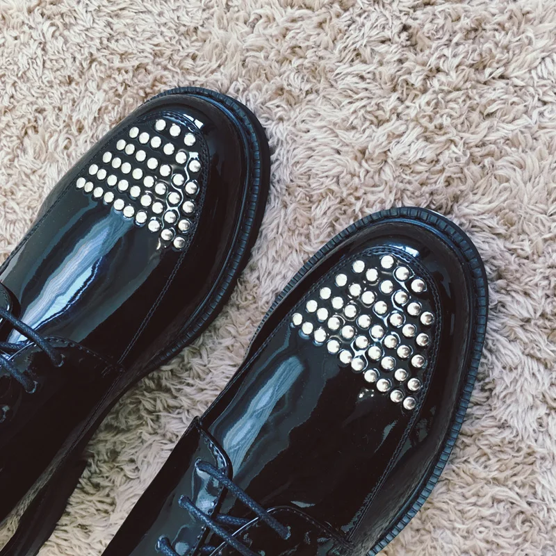 

2021 new men's casual brush leather shoes single shoes trend bright patent leather business thick bottom rivet shoes