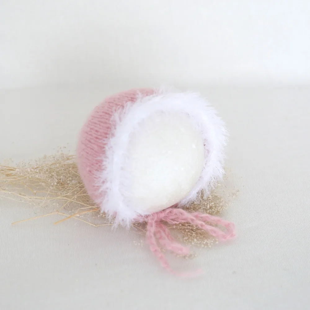 Белая шапочка мохеровая с помпоном для новорожденных вязаная крючком Детская