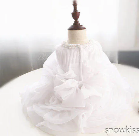 Красивое платье на крестины с оборками белого цвета и слоновой кости для девочек