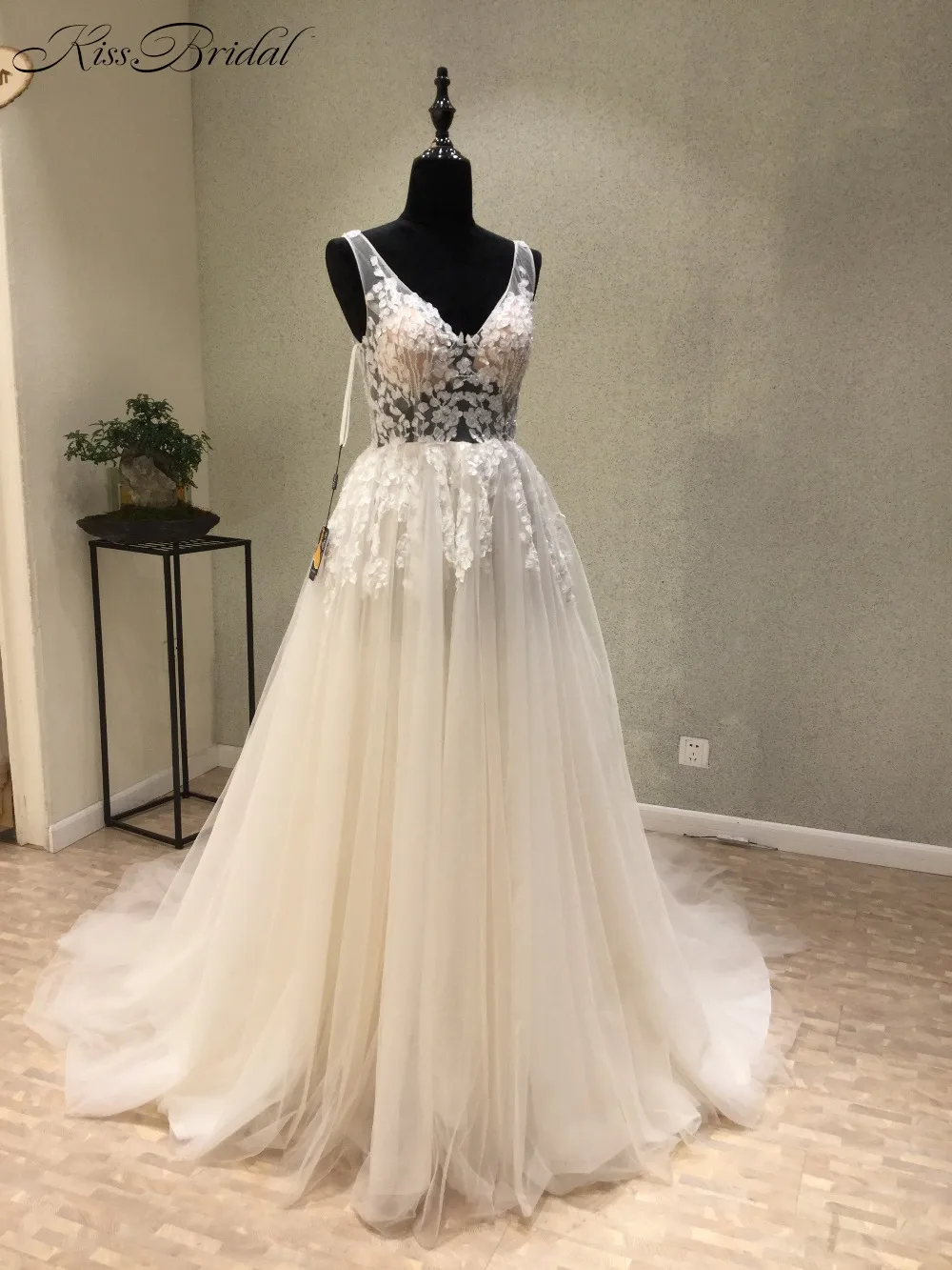 Женское свадебное платье со шлейфом белое с открытой спиной и V-образным вырезом