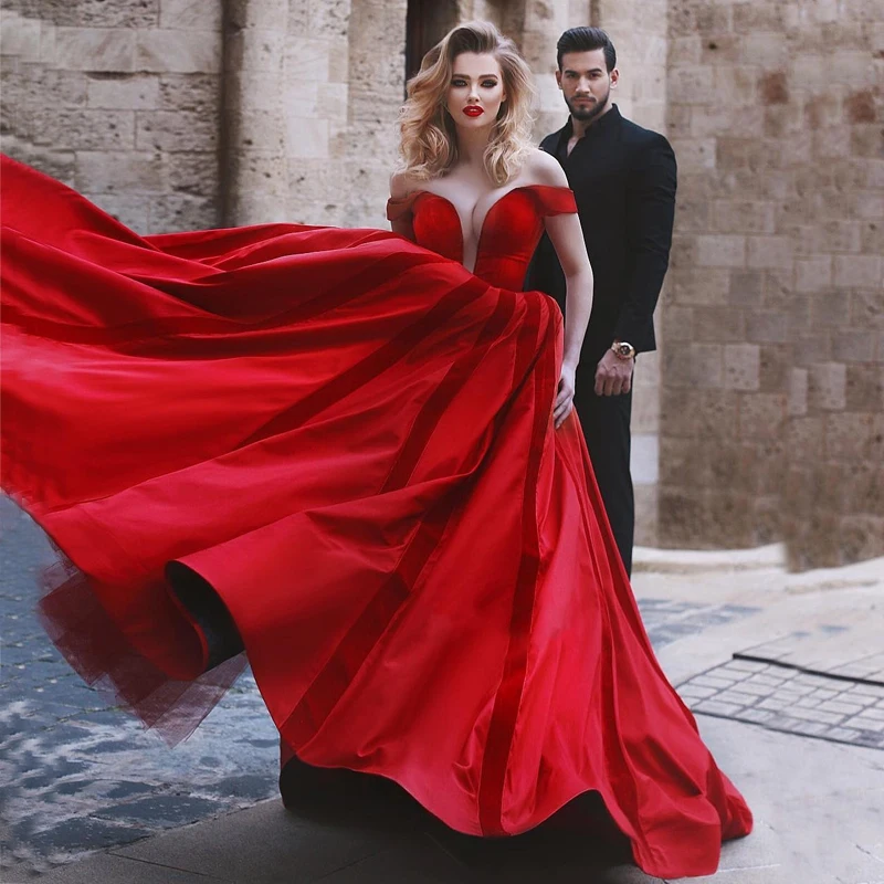 Гламурное красное женское платье элегантное вечернее с открытыми плечами на