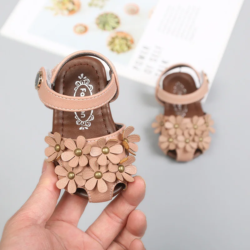 Claladoudou/11,5-15,5 см, для детей от 0 до 3 лет, летняя обувь с цветочным рисунком для маленьких девочек, с закрытым носком, с заклепками, мягкие пляжные сандалии для детей