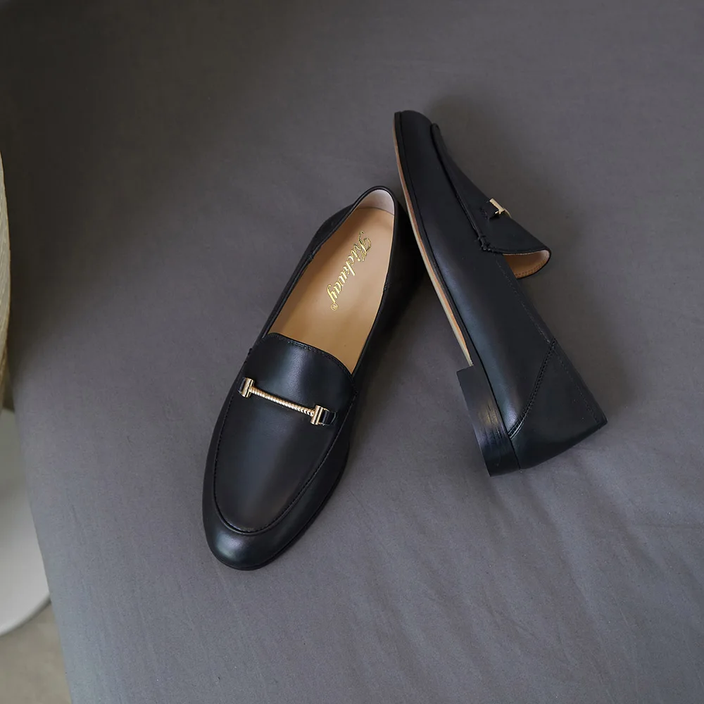 Женская обувь на плоской подошве с металлическим украшением Женские