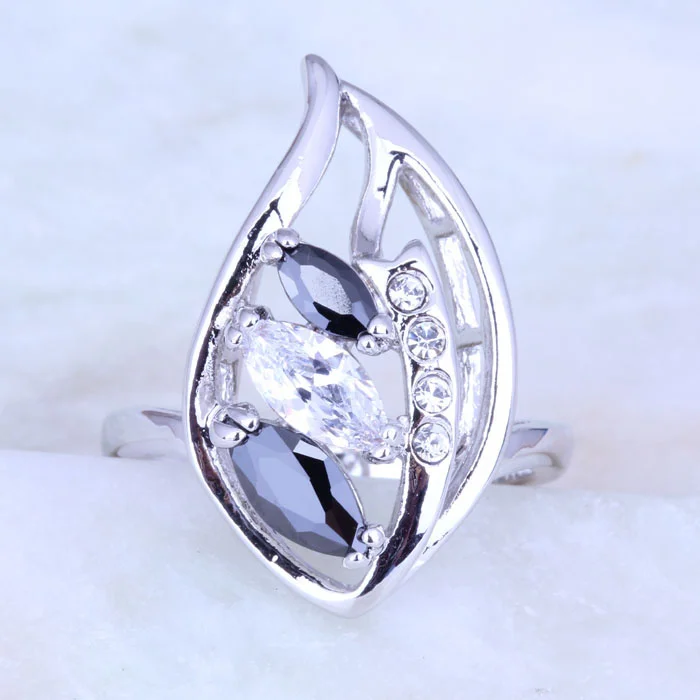 Женское кольцо с черным искусственным ониксом серебряного цвета фианитом Размер