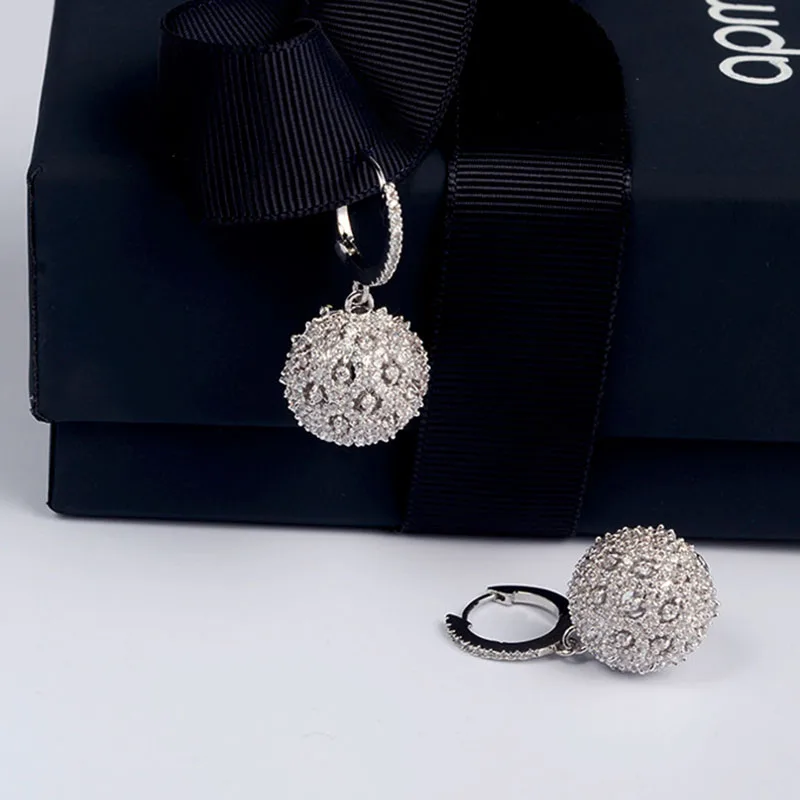 Женские серьги белого и золотого цвета с блестящими вырезами украшенные