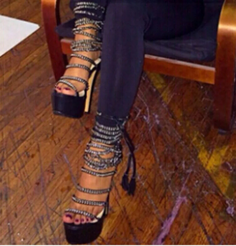 Хит продаж сандалии на высокой платформе с открытым носком и резным узором