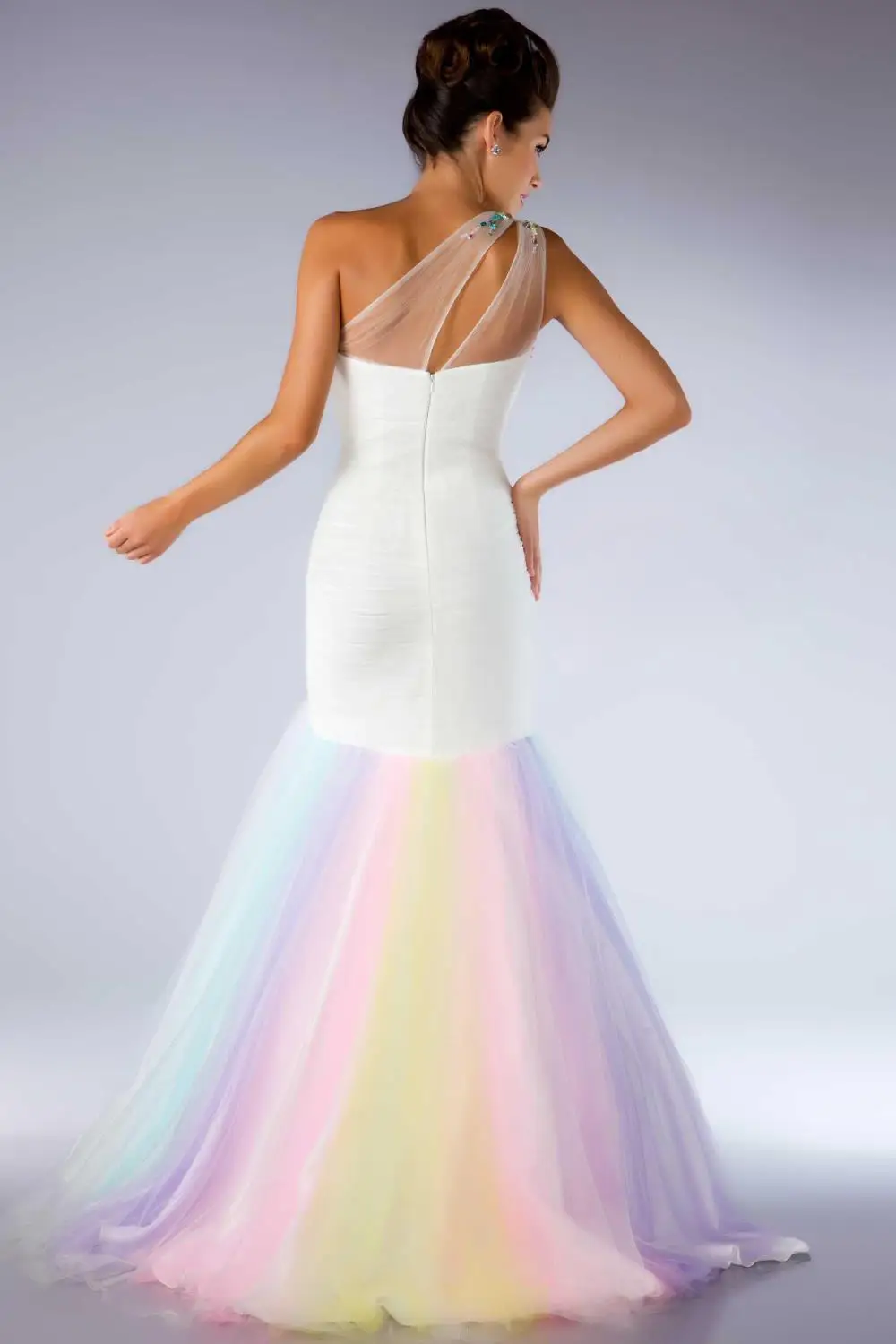 Бальные платья на одно плечо из фатина с бусинами и радугой | Свадьбы торжества