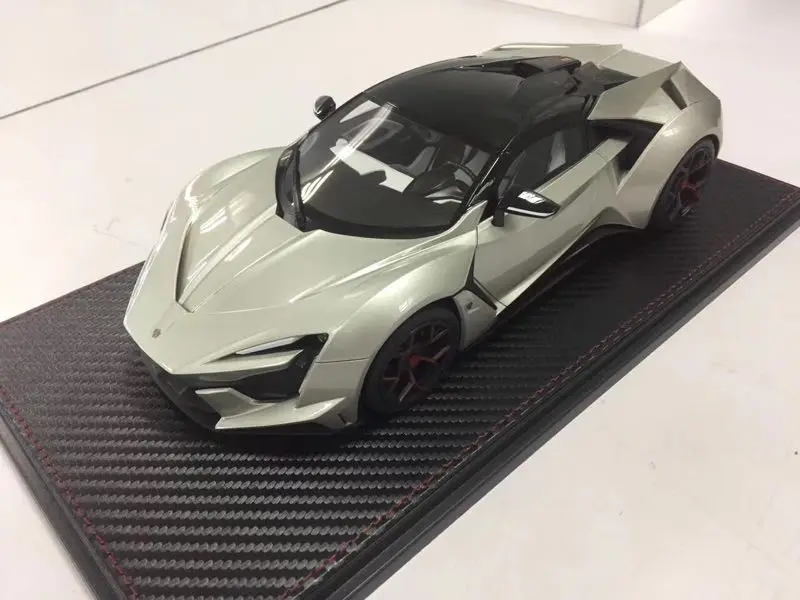 Полимерная модель автомобиля SophiArt WMOTORS Lykan Fenyr HyperSport 1:18 (серебристый) + небольшой